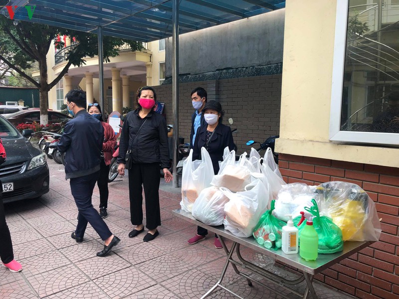 ha noi ho tro nhu yeu pham cho nguoi dan khu cach ly duong xuan thuy hinh 4