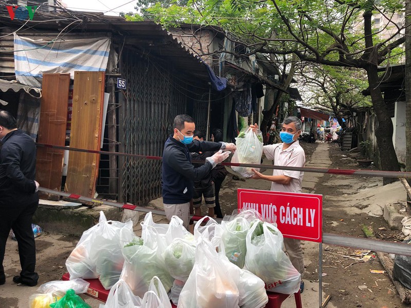 ha noi ho tro nhu yeu pham cho nguoi dan khu cach ly duong xuan thuy hinh 10