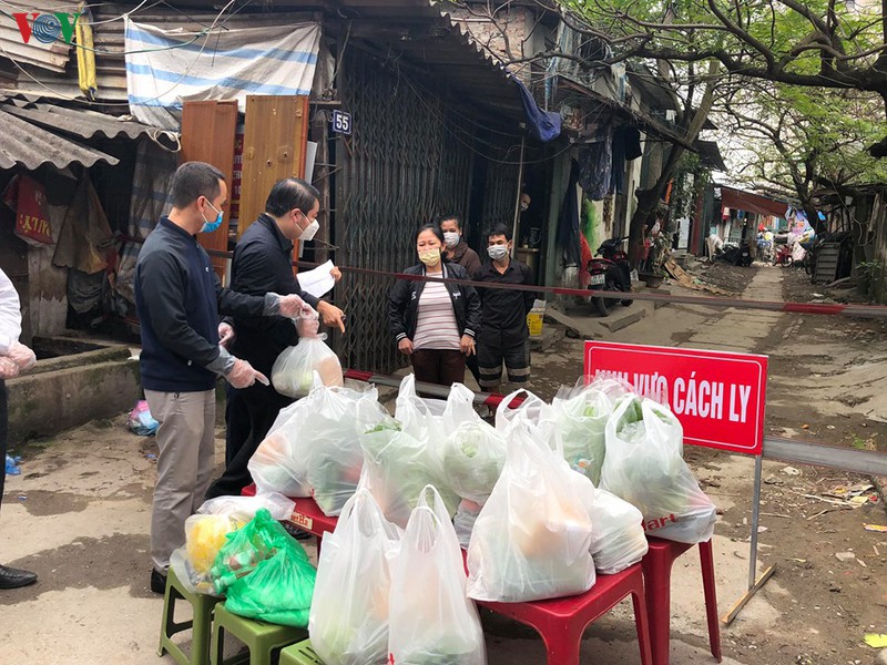ha noi ho tro nhu yeu pham cho nguoi dan khu cach ly duong xuan thuy hinh 6