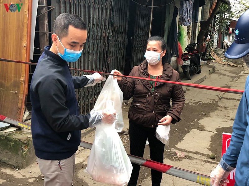 ha noi ho tro nhu yeu pham cho nguoi dan khu cach ly duong xuan thuy hinh 8