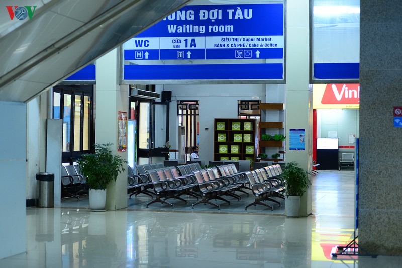 anh: ben xe, ga tau ha noi vang ve sau khuyen cao "han che ra duong" hinh 12