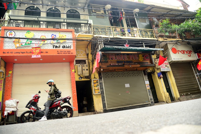 anh: ben xe, ga tau ha noi vang ve sau khuyen cao "han che ra duong" hinh 19