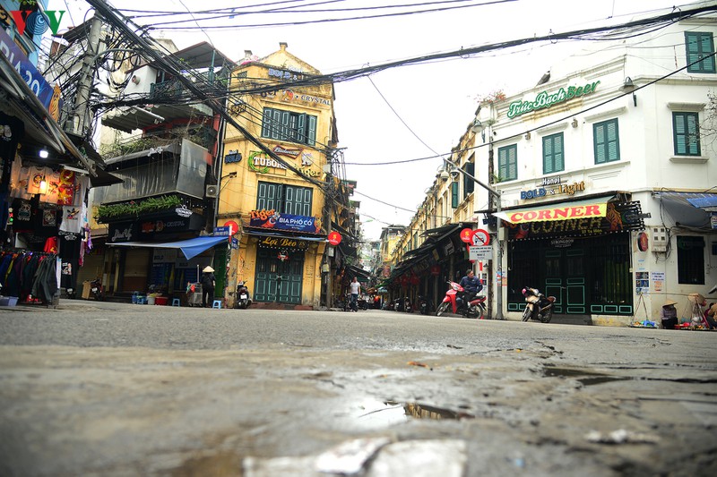anh: ben xe, ga tau ha noi vang ve sau khuyen cao "han che ra duong" hinh 5