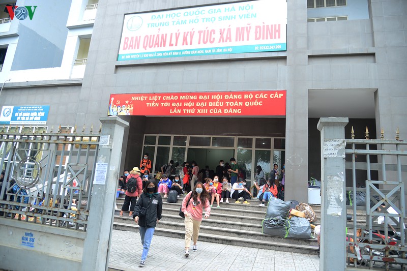 hang nghin sinh vien ha noi chuyen cho, nhuong ky tuc xa lam khu cach ly  hinh 1