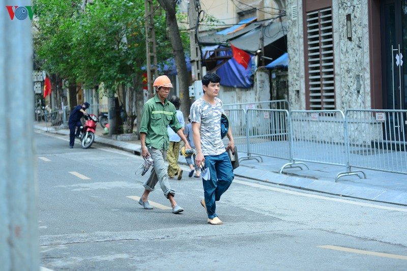 sang thuc day khong con cach ly, nguoi dan truc bach vui nhu tet hinh 10