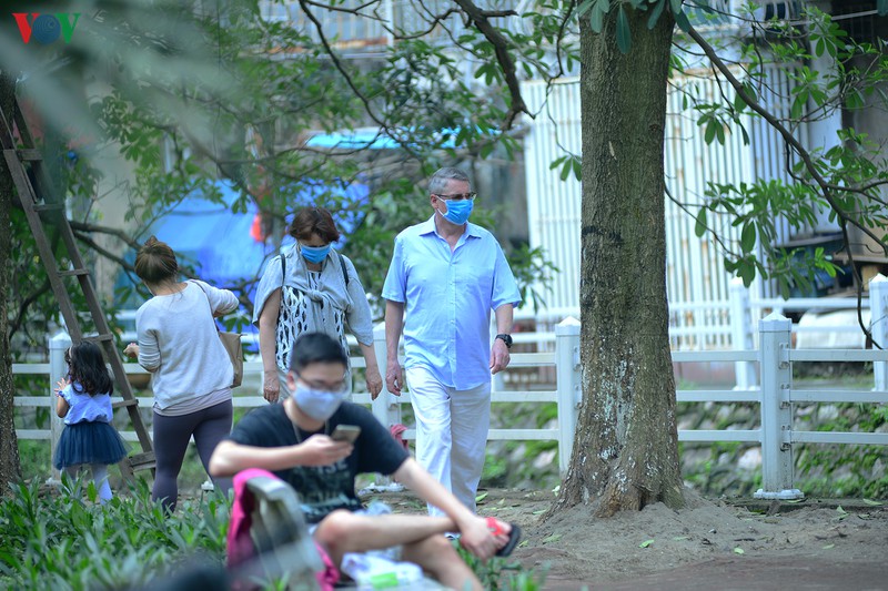 sang thuc day khong con cach ly, nguoi dan truc bach vui nhu tet hinh 1