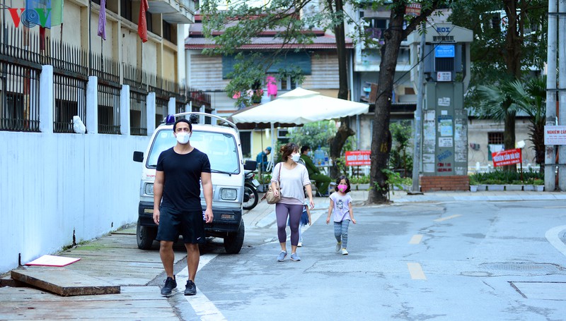 sang thuc day khong con cach ly, nguoi dan truc bach vui nhu tet hinh 8