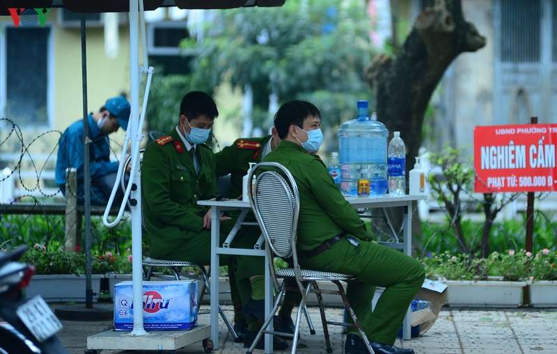 sang thuc day khong con cach ly, nguoi dan truc bach vui nhu tet hinh 19