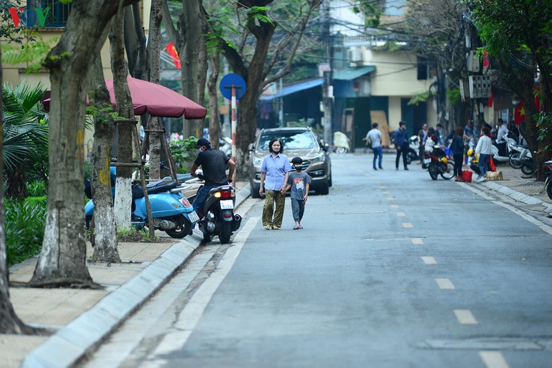 sang thuc day khong con cach ly, nguoi dan truc bach vui nhu tet hinh 14