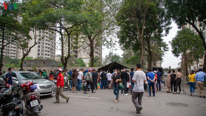 anh: dong nguoi tu vung dich ve khu cach ly tap trung tai ha noi hinh 14