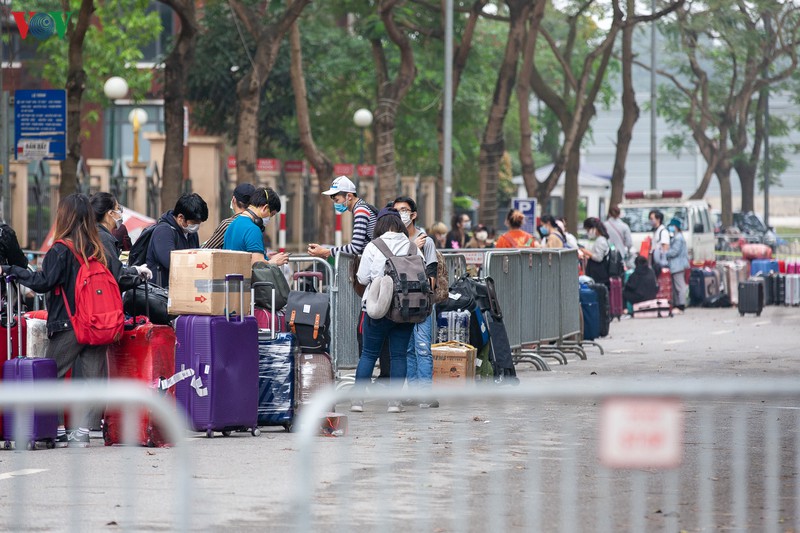 anh: dong nguoi tu vung dich ve khu cach ly tap trung tai ha noi hinh 3