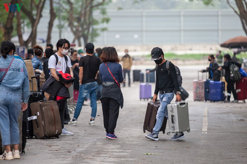 anh: dong nguoi tu vung dich ve khu cach ly tap trung tai ha noi hinh 5