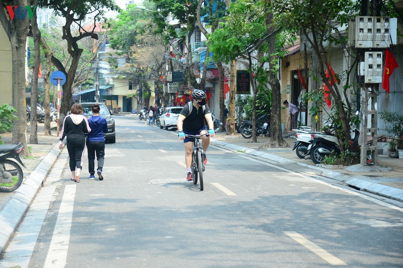 sang thuc day khong con cach ly, nguoi dan truc bach vui nhu tet hinh 2