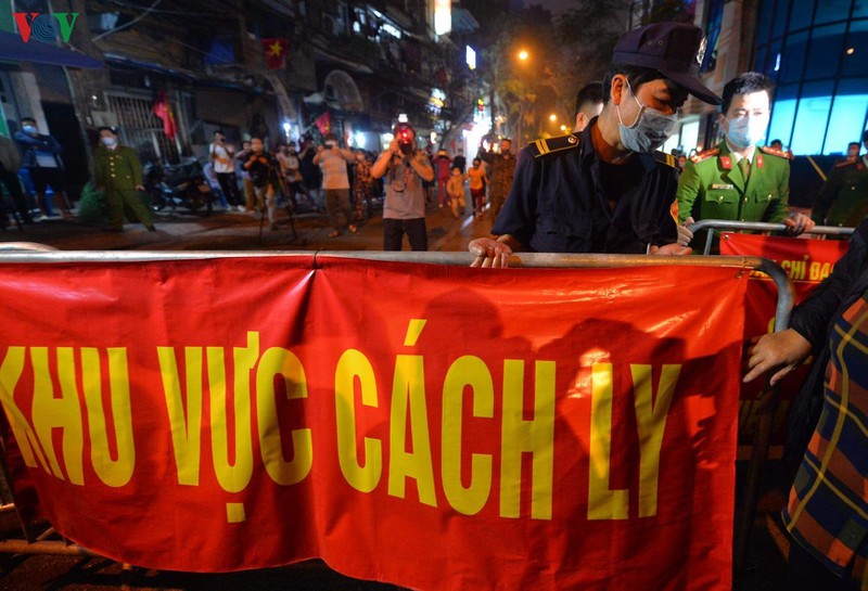 nguoi dan truc bach vo oa sung suong khi barie cach ly duoc do bo hinh 1
