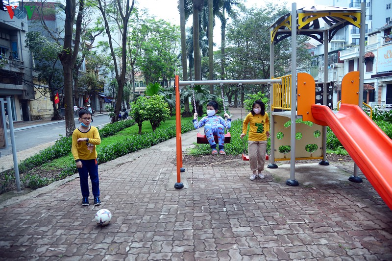 sang thuc day khong con cach ly, nguoi dan truc bach vui nhu tet hinh 3