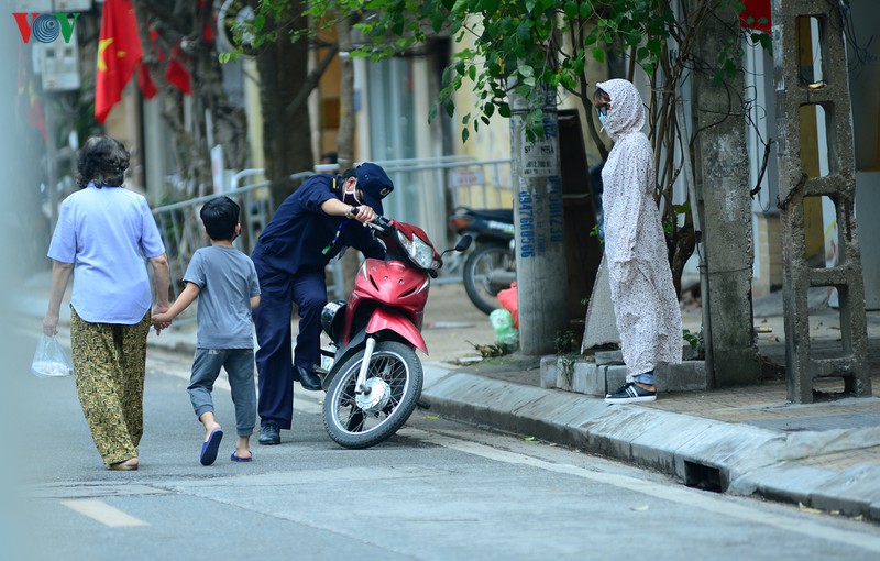 sang thuc day khong con cach ly, nguoi dan truc bach vui nhu tet hinh 9