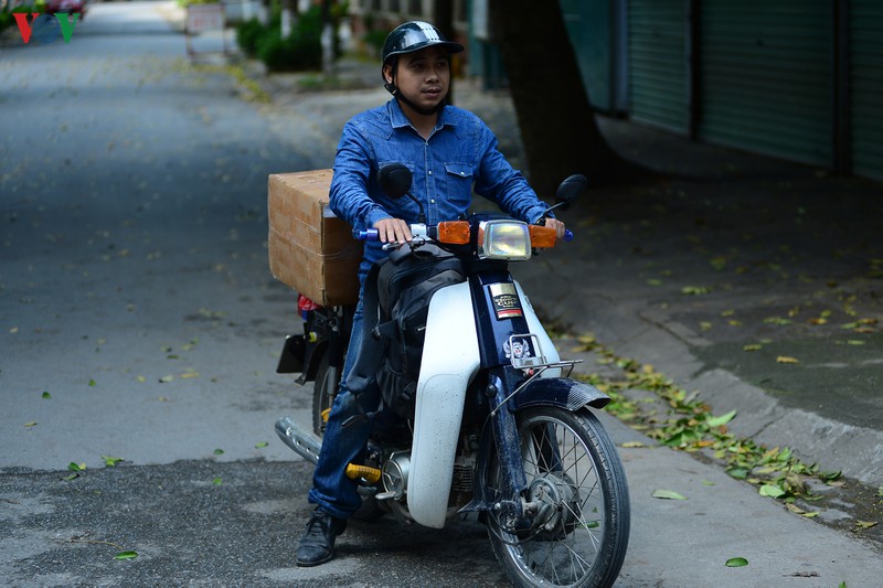 phot lo khuyen cao, nhieu nguoi van gui do tiep te vao khu cach ly phap van hinh 3