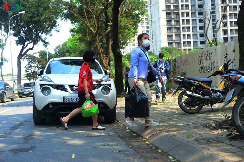 phot lo khuyen cao, nhieu nguoi van gui do tiep te vao khu cach ly phap van hinh 1