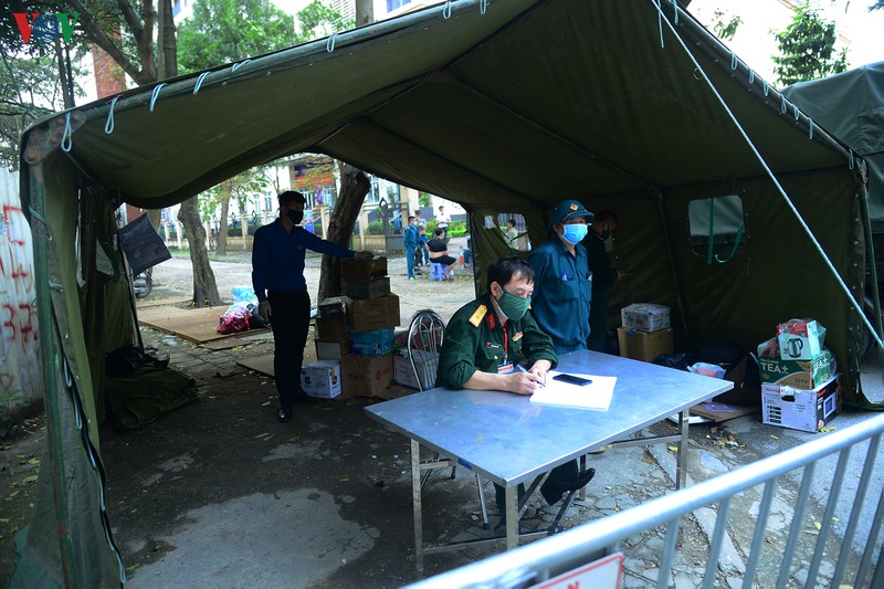 phot lo khuyen cao, nhieu nguoi van gui do tiep te vao khu cach ly phap van hinh 17