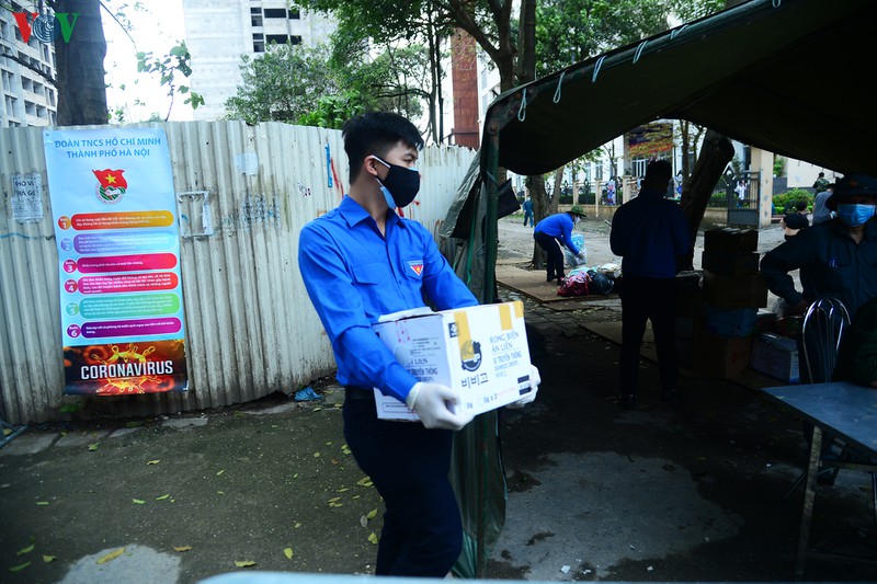 phot lo khuyen cao, nhieu nguoi van gui do tiep te vao khu cach ly phap van hinh 12