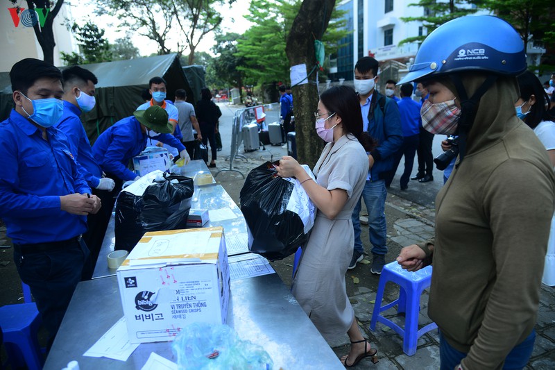 phot lo khuyen cao, nhieu nguoi van gui do tiep te vao khu cach ly phap van hinh 9