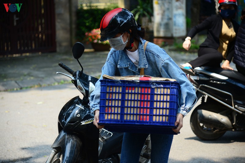 phot lo khuyen cao, nhieu nguoi van gui do tiep te vao khu cach ly phap van hinh 2