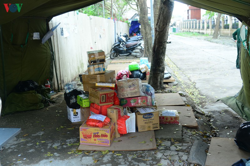 phot lo khuyen cao, nhieu nguoi van gui do tiep te vao khu cach ly phap van hinh 13