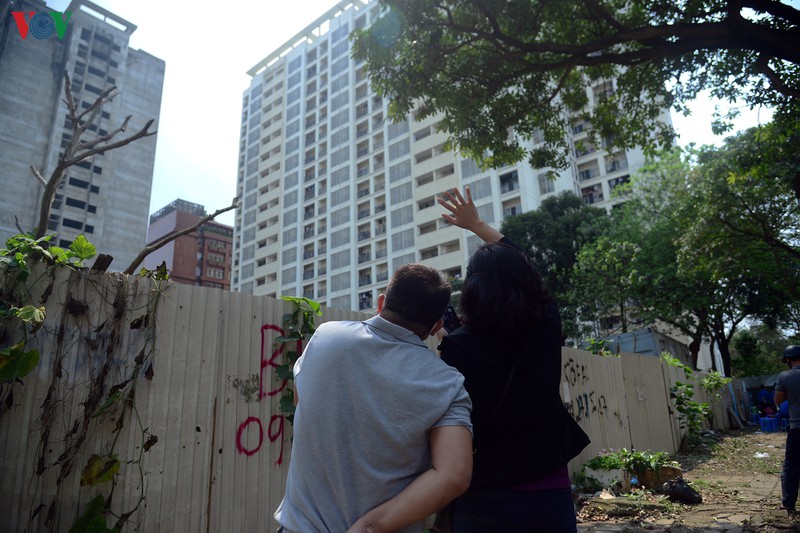 phot lo khuyen cao, nhieu nguoi van gui do tiep te vao khu cach ly phap van hinh 18