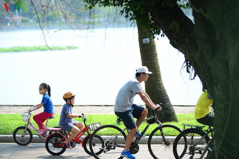 anh: nhieu nguoi dan ha noi van khong deo khau trang o noi cong cong hinh 12