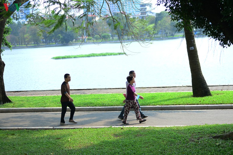 anh: nhieu nguoi dan ha noi van khong deo khau trang o noi cong cong hinh 14