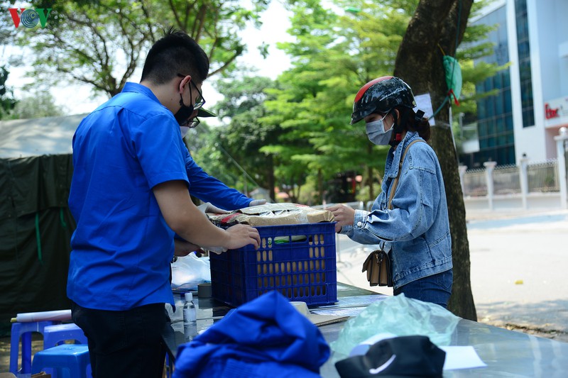 phot lo khuyen cao, nhieu nguoi van gui do tiep te vao khu cach ly phap van hinh 4