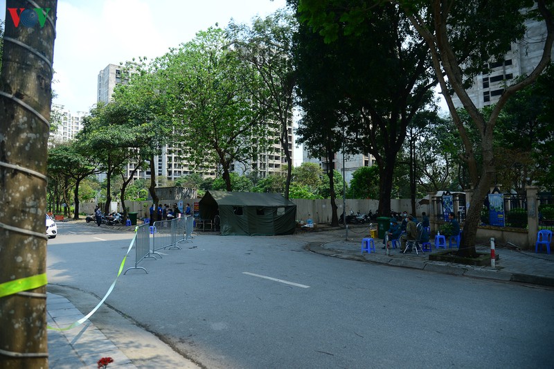 phot lo khuyen cao, nhieu nguoi van gui do tiep te vao khu cach ly phap van hinh 20