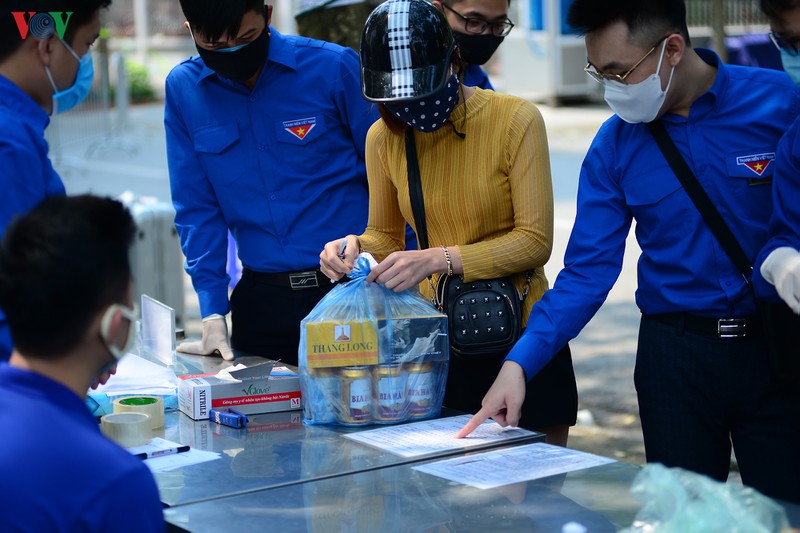 phot lo khuyen cao, nhieu nguoi van gui do tiep te vao khu cach ly phap van hinh 14