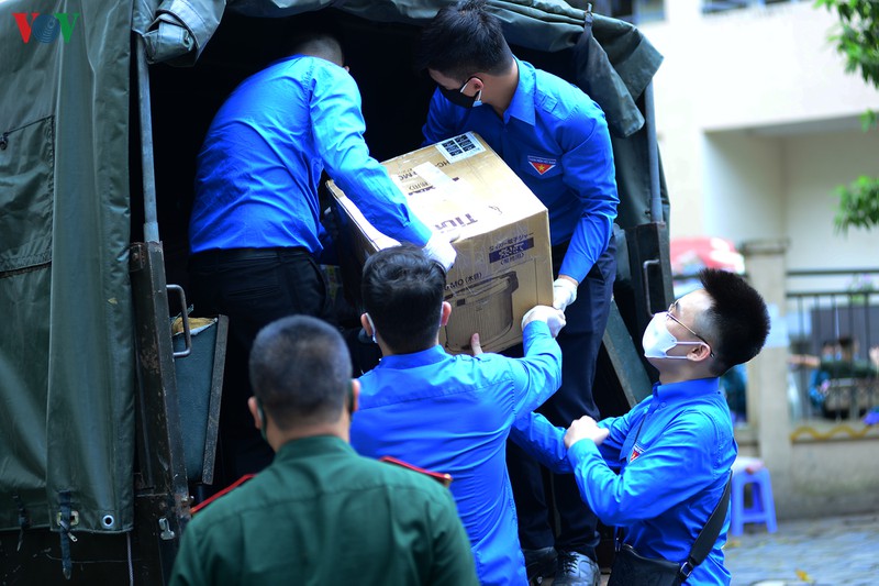 phot lo khuyen cao, nhieu nguoi van gui do tiep te vao khu cach ly phap van hinh 15