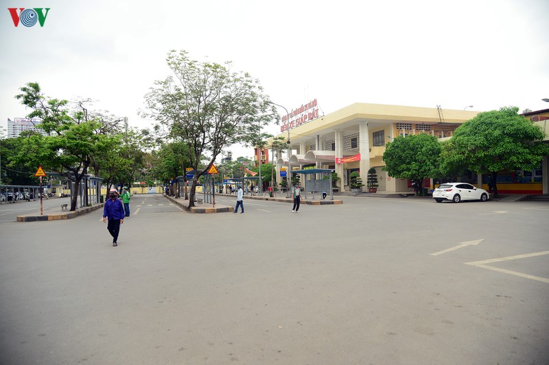 dich covid-19: ben xe, nha ga o ha noi vang tanh hinh 1