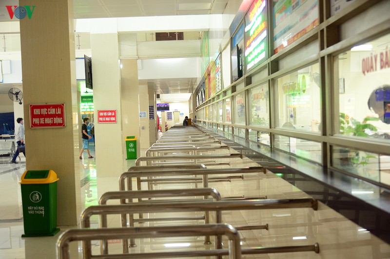 dich covid-19: ben xe, nha ga o ha noi vang tanh hinh 6