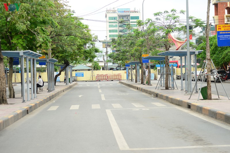 dich covid-19: ben xe, nha ga o ha noi vang tanh hinh 3