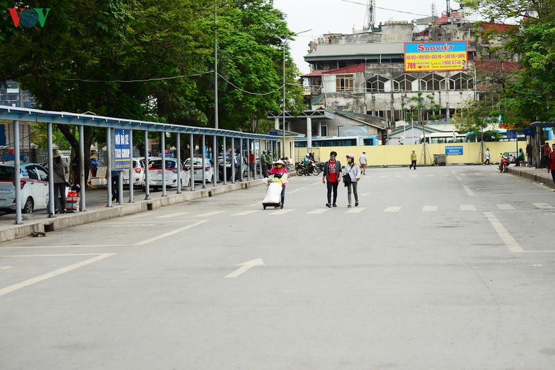 dich covid-19: ben xe, nha ga o ha noi vang tanh hinh 4