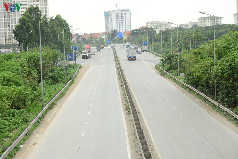dich covid-19: ben xe, nha ga o ha noi vang tanh hinh 12