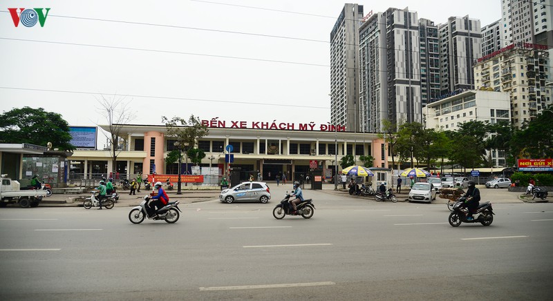 dich covid-19: ben xe, nha ga o ha noi vang tanh hinh 2