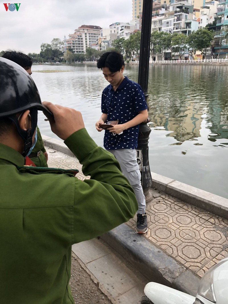 ha noi xu ly nhieu nguoi co tinh khong deo khau trang noi cong cong hinh 5