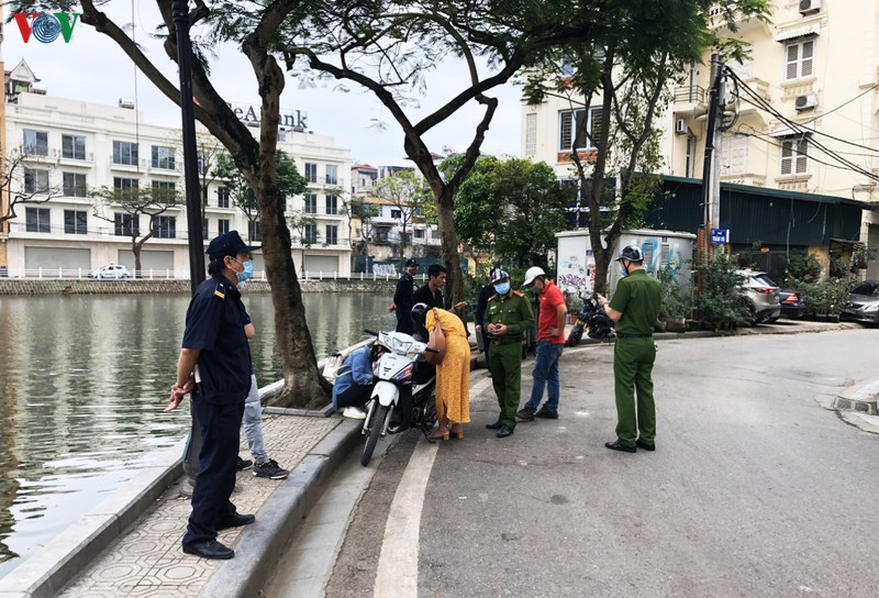 ha noi xu ly nhieu nguoi co tinh khong deo khau trang noi cong cong hinh 3