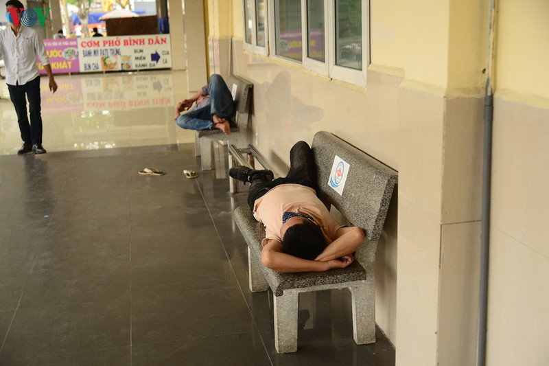 dich covid-19: ben xe, nha ga o ha noi vang tanh hinh 10
