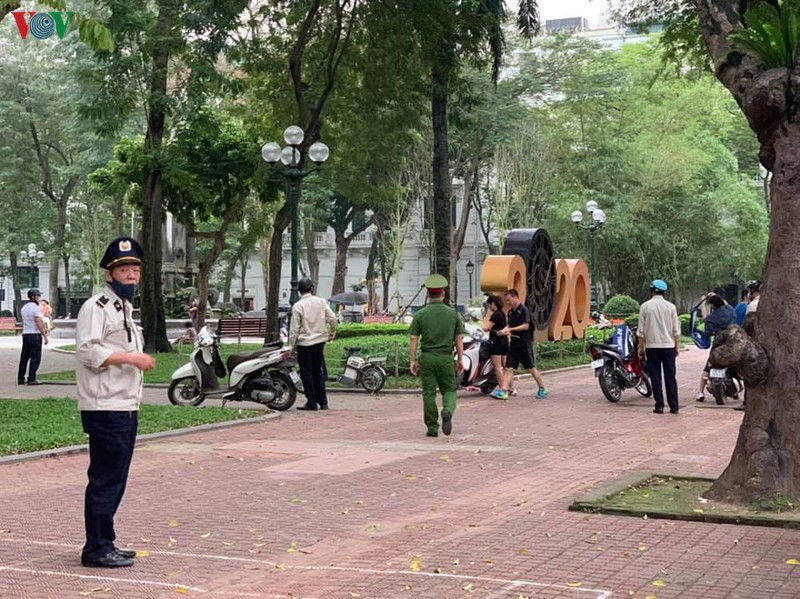 ha noi xu ly nhieu nguoi co tinh khong deo khau trang noi cong cong hinh 2