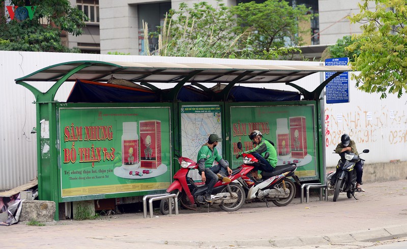 dich covid-19: ben xe, nha ga o ha noi vang tanh hinh 14