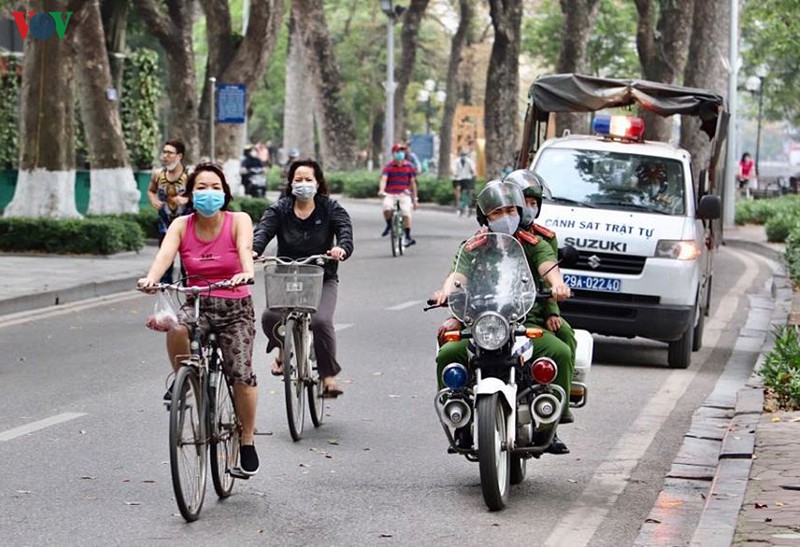 ha noi xu ly nhieu nguoi co tinh khong deo khau trang noi cong cong hinh 1