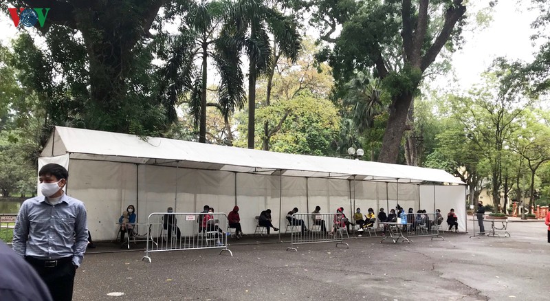 nguoi dan do ve, cac khu vuc test nhanh covid-19 o ha noi tang dot bien hinh 13