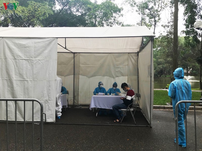 nguoi dan do ve, cac khu vuc test nhanh covid-19 o ha noi tang dot bien hinh 15