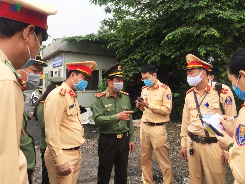 ha noi kiem tra, kiem soat tat ca nguoi va xe ra vao cua ngo thu do hinh 2