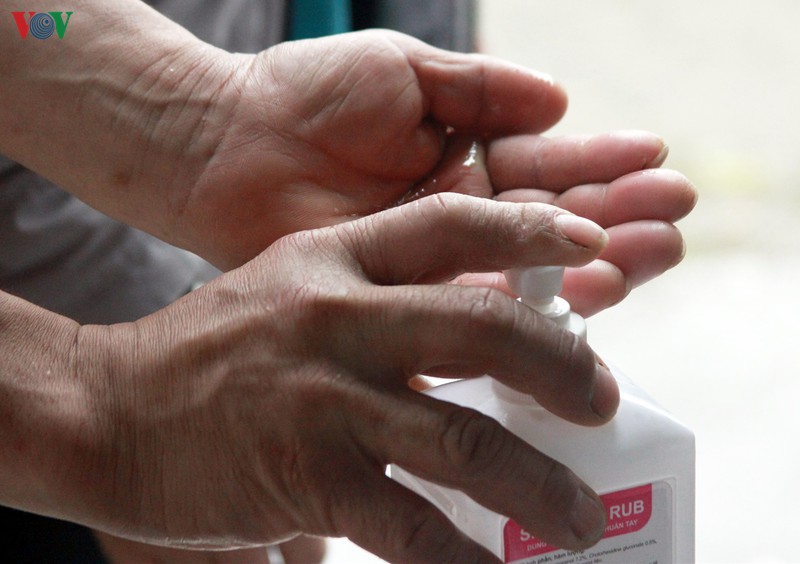 ha noi kiem tra, kiem soat tat ca nguoi va xe ra vao cua ngo thu do hinh 10